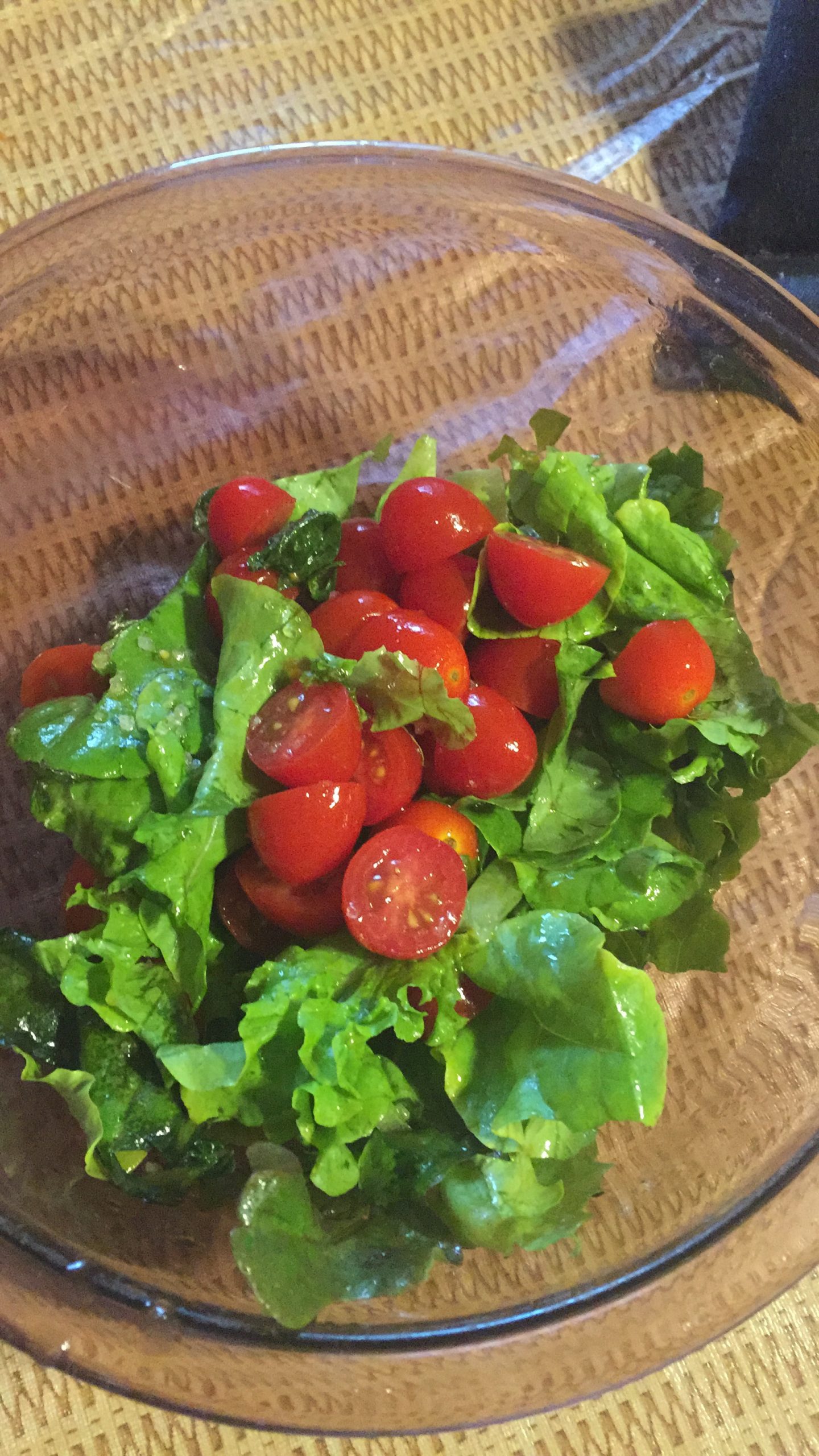 Cut garde lettuce with grape tomatoes