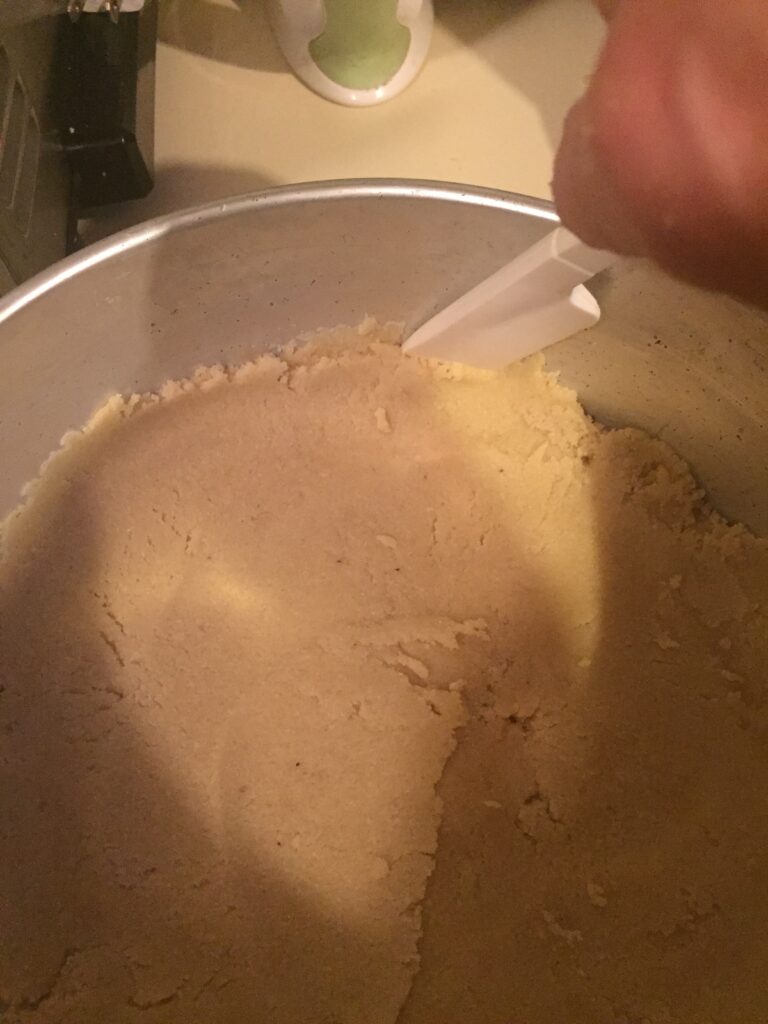 Trimming edges of cheesecake crust