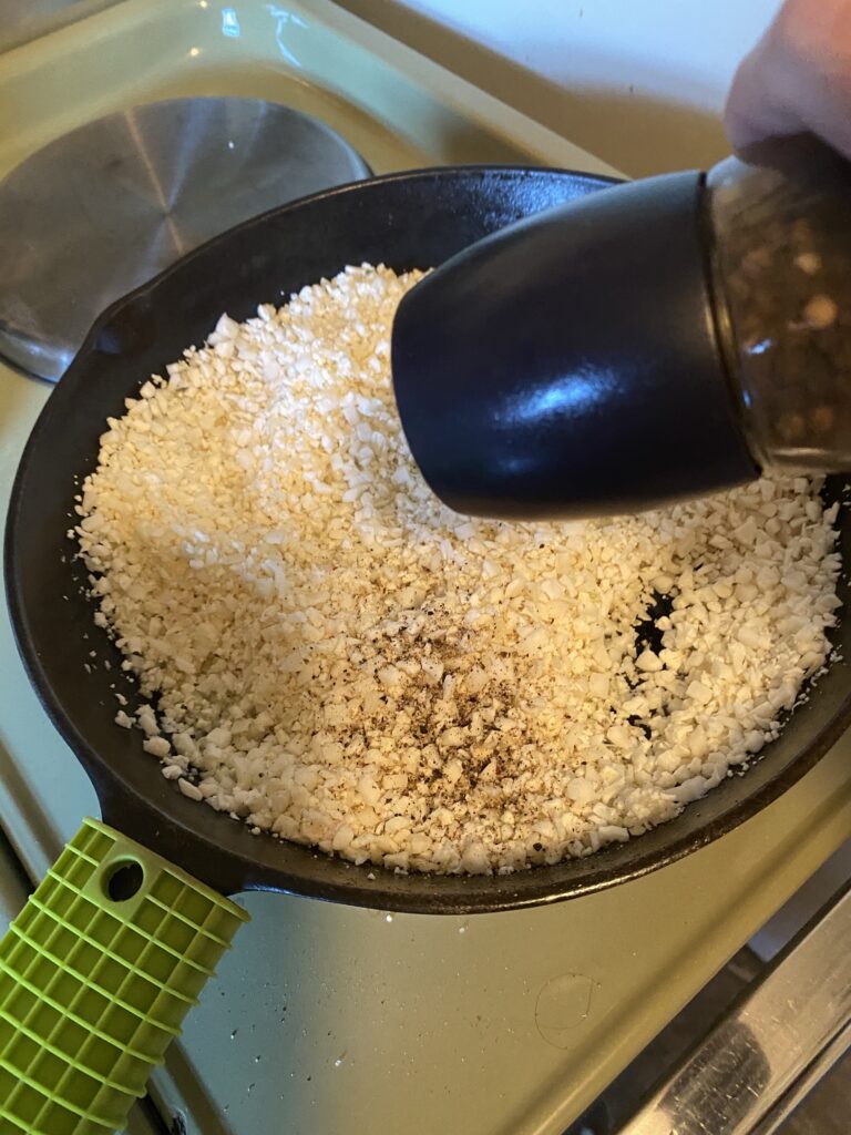 Grinding pepper into caulirice