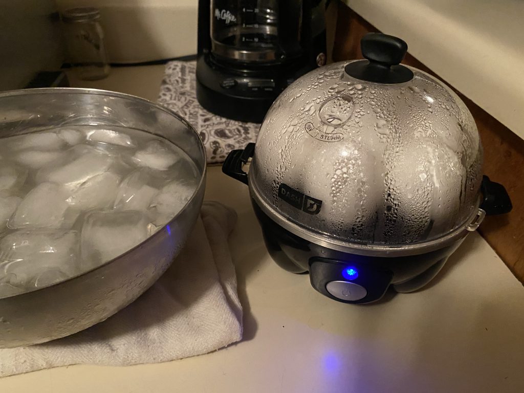 Egg maker boiling eggs