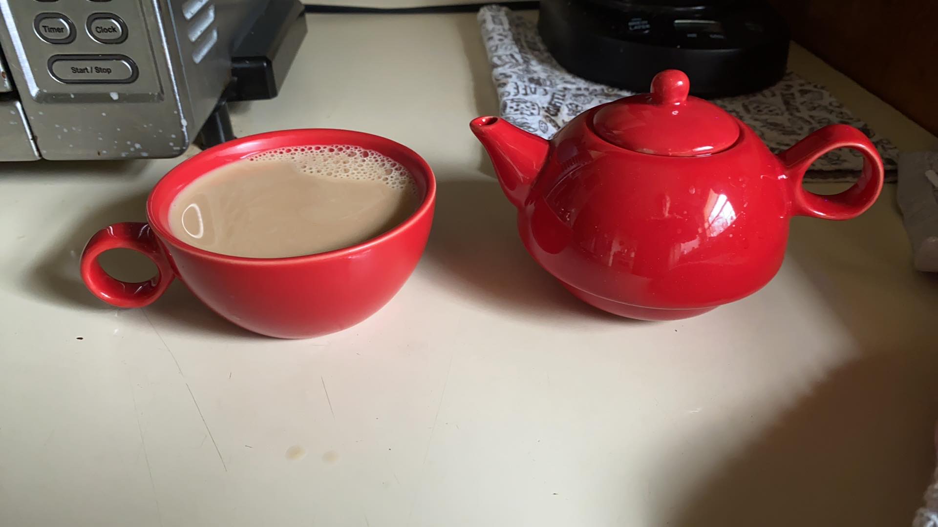 Teapot with tea in the cup